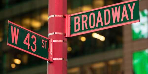 Image of cross street sign for Broadway and W 43rd St. 