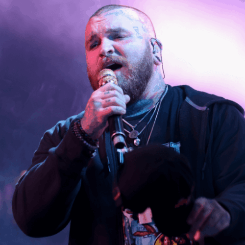 Image of Teddy Swims singing